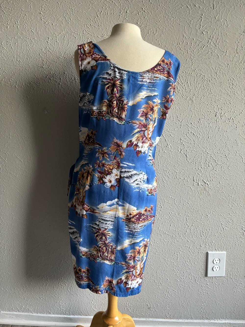 Hilo Hattie Blue Floral Hawaiian Shirt with Red Logo Tag - Picture 8 of 15